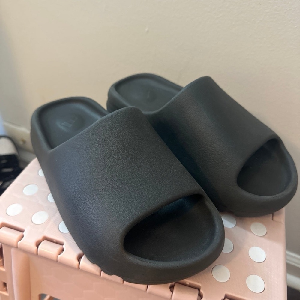 Yeezy slides in onyx